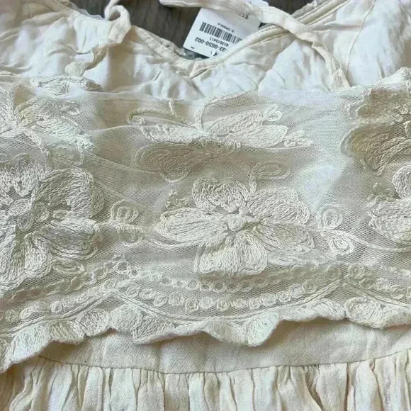 ✨🆕HOLLISTER✨🆕 | Cream lace with gold sequin and dress - Picture 11 of 11